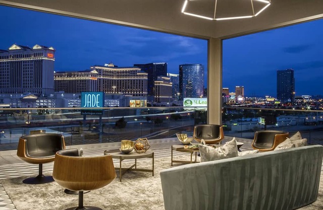 Panoramic Condo w/ Strip View & King Bed 0.3 mi from Caesar's Palace