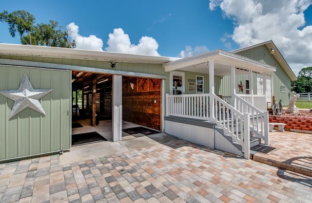 GREEN ACRES working horse farm. w/ barn apartment STALL ACCESS ;TACK ROOM