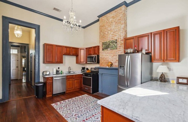 Historic Uptown 5br- Great for Groups!