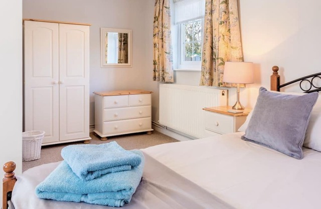 Peace and Tranquility Awaits - 2 Bed, 2 Bath Detached Pet Friendly Cottage.