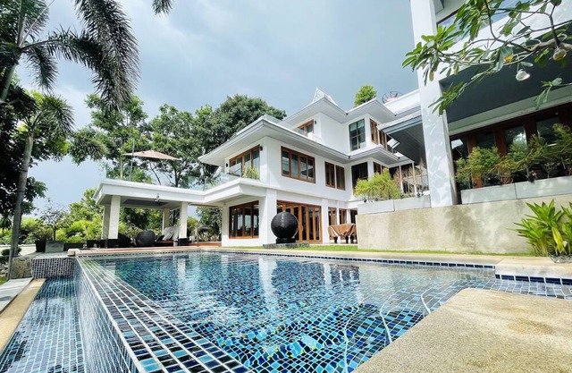 Yizen Beachfront Seaview Villa Wongamat Beach