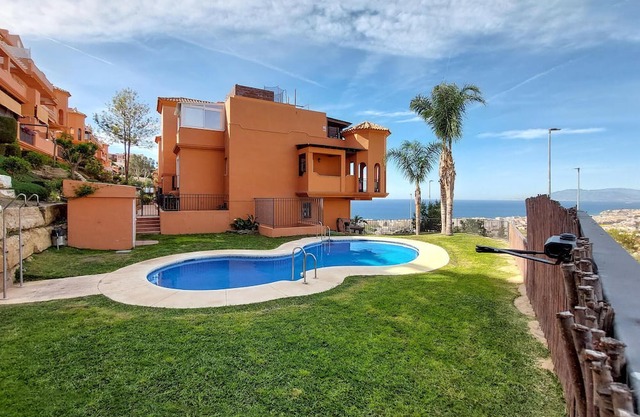 On the coastal hills of Rincon de la Victoria welcomes you this large and comfortable apartment with