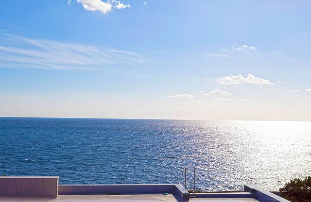 Orojeju : The attentive studio devoted to the basics with majestic ocean view