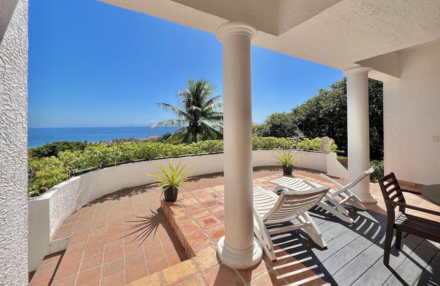 El Castillo Blanco Apartments @Parrot Tree, Roatan