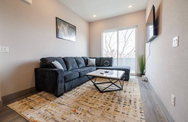 Adorable 1BR in the Highlands