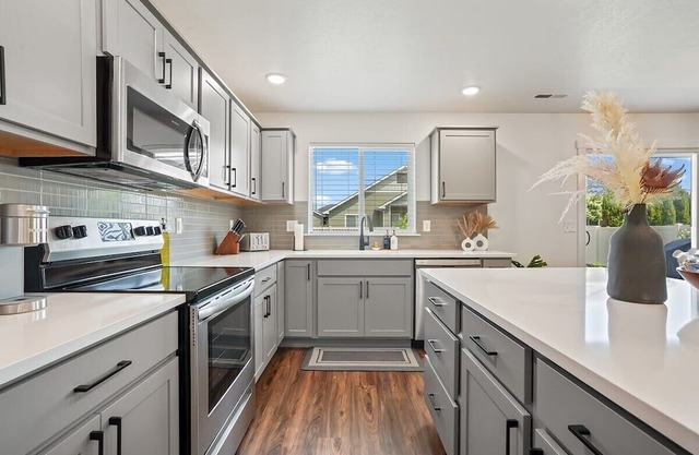 Luxurious Family Oasis- Ping pong, BBQ, huge yard