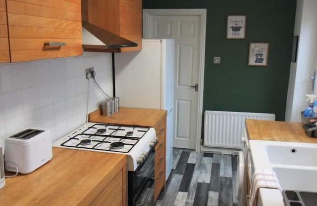 Cosy 3 bedroom apt free parking central location