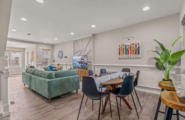 Uptown Gem! 2Luxe King Suites + Deck + Parking!