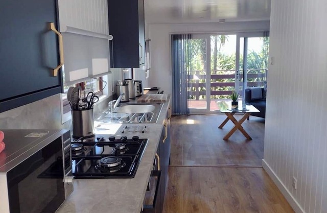 Farm stay in stunning lodge cabin, beach nearby