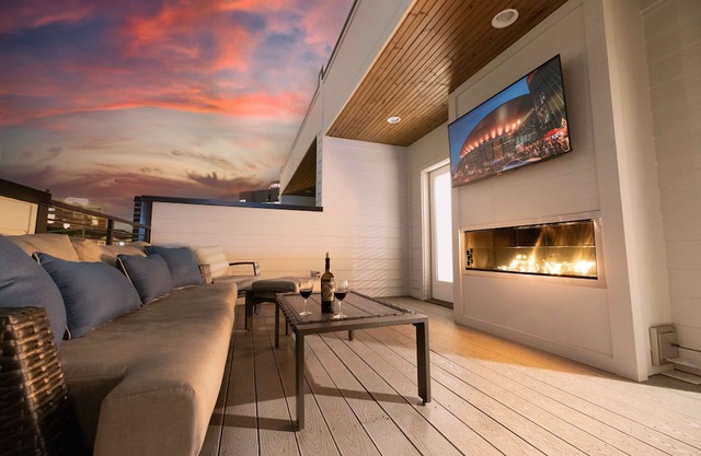 SOUTHERN GLAM - ROOF TOP DECK - MINS TO MUSIC ROW