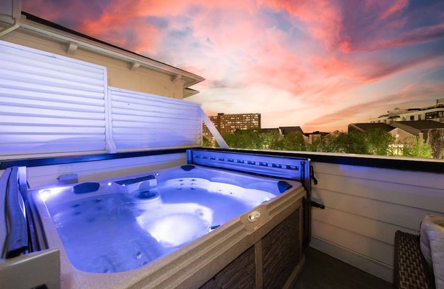 LAVISH COWBOY - ROOFTOP HOT TUB - MINS TO BROADWAY