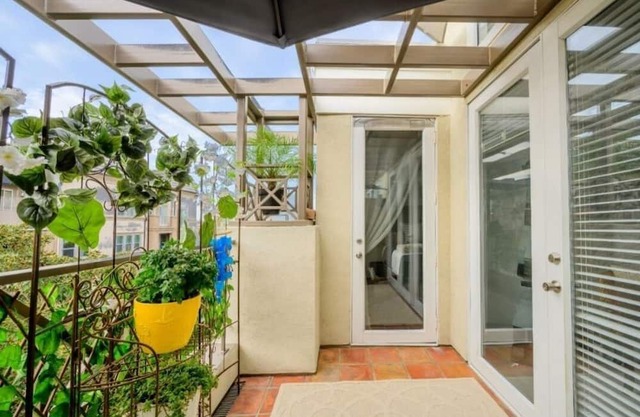 ELEGANT PRESTINE New Remodel. Ideal for one Adult