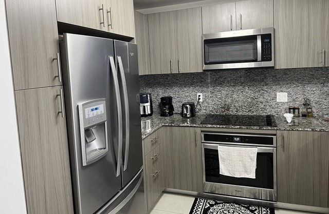 Amazing Apartment Downtown Doral *Super Clean* New Listing* Close to Everything