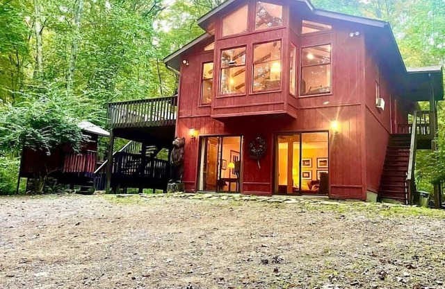 Escape to the Woods & stay in this gorgeous 4 bdr, 3 bth, Mountain cabin