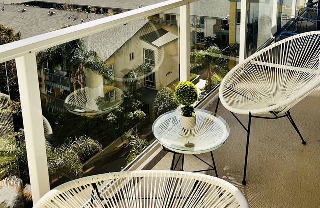 Beautiful apartment with amazing ocean views. Walking distance to Venice Beach!