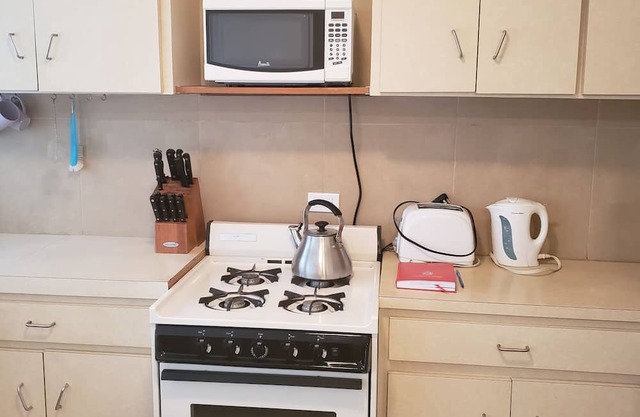 Newly renovated 1 bedroom apartment - 5 mins from the beach!