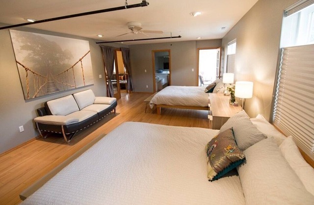Downtown Leavenworth 3bd Townhome with Hot Tub, Sleeps 10!