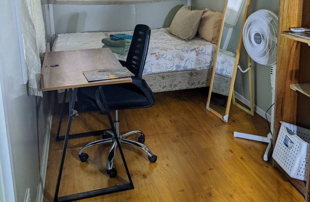 Studio Prefab Beach House air-conditioned, hot shower, Easy access & Wifi