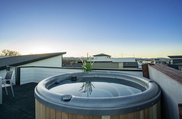 Downtown Views Deluxe Guesthouse + Rooftop Spa!