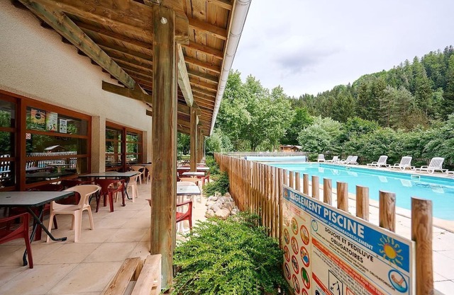 Luxe Sanitary 5 Pers. Villatent at the 4-star campsite de Vaubarlet in Auvegne