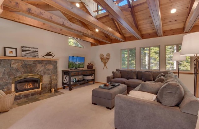 Deer Hollow- Hot Tub- Ski Shuttle- Northstar HOA Access