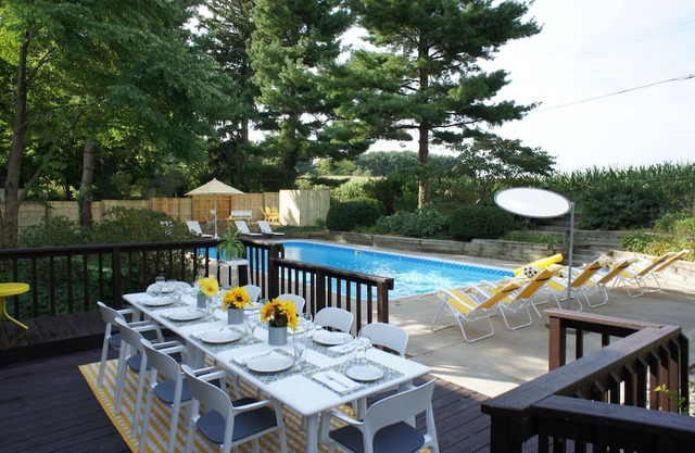 ALLEGAN FIELDS Sleeps 24,Pool, HotTub, .6Acres,Fireplace,FirePit,PingPong