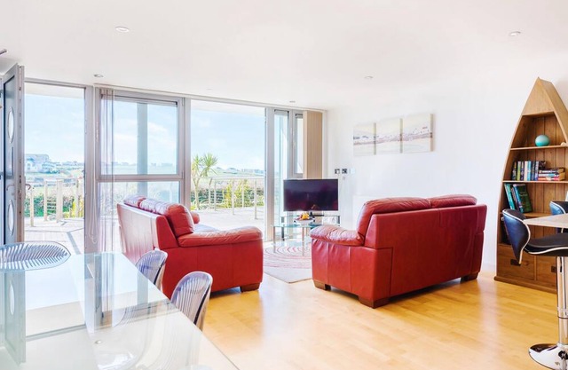 11 Zinc - Ground floor apartment with large terrace, stunning views of Golf course and Fistral Beach