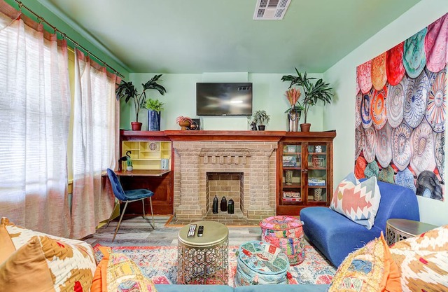 Canary Cottage-brighten your stay-central NW OKC