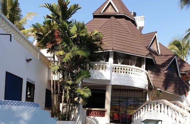 Two minutes walk to the Beach! a comfortable 4Bedroom Villa in Diani