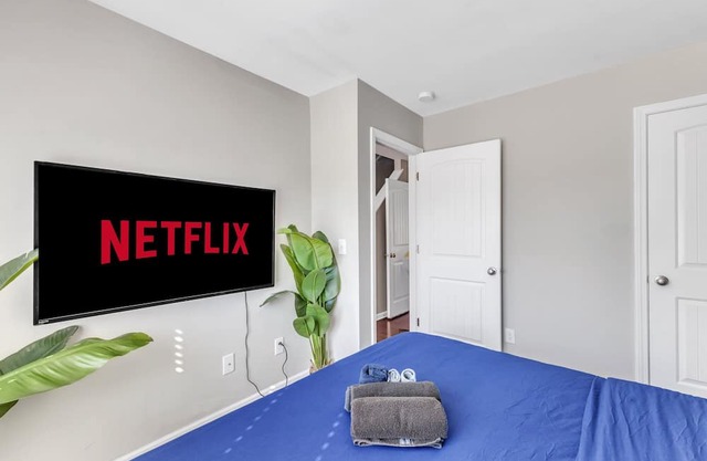 Upscale King 3BR Townhouse Mins Downtown