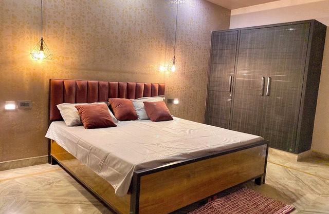 Let'stay- Sector 63A Noida