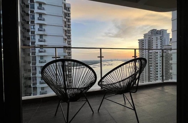 Comfy 3BR Apt in Danga Bay, Free Parking, Sea View