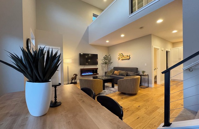 Rams Roost Rooftop Hot Tub, Patio & Family Fun