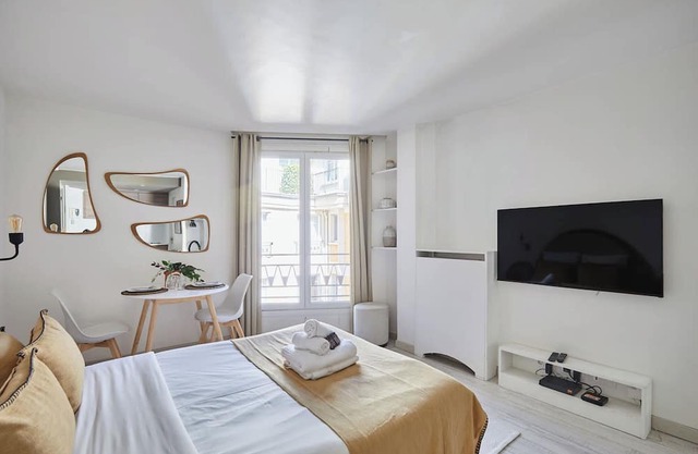 Modern Studio Montaigne Champs Elysees
