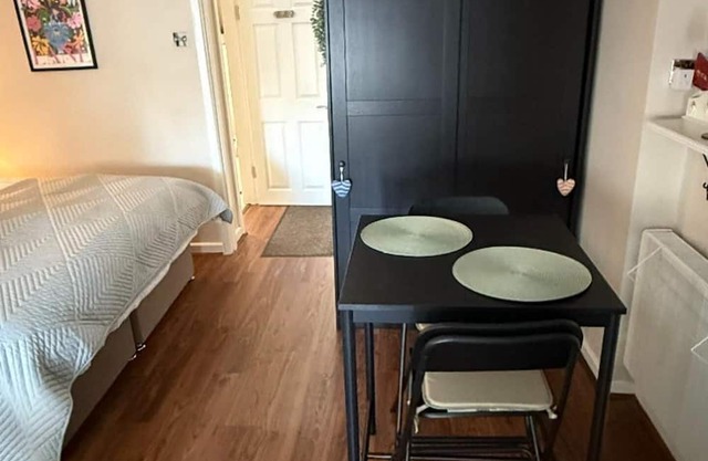 Annex Studio - Sleeps 2, High-speed Wifi & Parking