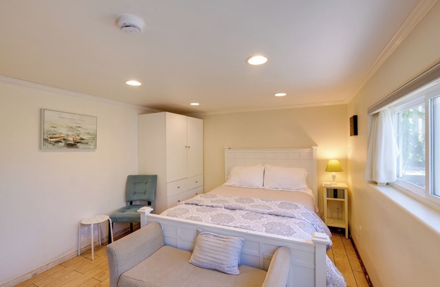 Walk to La Jolla Cove: Dtwn Cottage w/Ocean View!