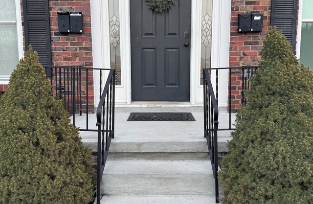 Charming newly furnished Midtown colonial 5 minutes from UNMC, UNO, Blackstone.