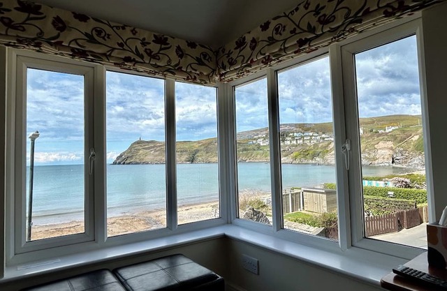 Beautiful cottage opposite Port Erin bay. Garden above beach. Fabulous sunsets!