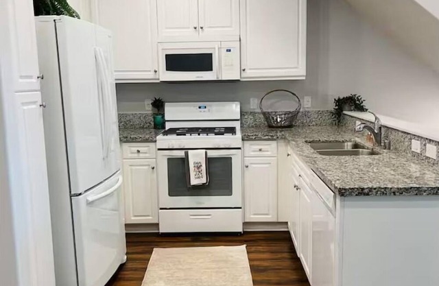 Cozy 3-Bedroom Home with Private Baths – Fully Furnished and Ready for You!
