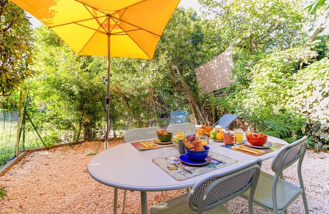 SELECT' - Garden apartment downtown !