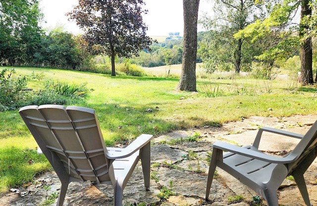 Cozy Cottage with Driftless Views. Fireplace, outdoor trails, and close to town.