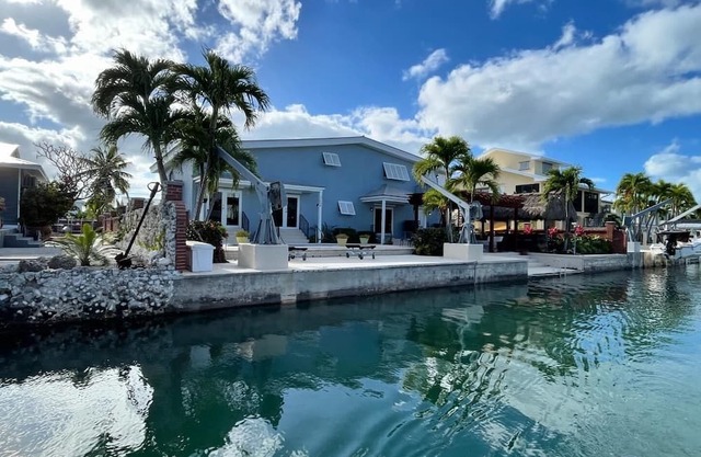 4BR/3BA Waterfront Home w/Pool, Tiki Bar, Dock, close to Key West, Sleeps 10