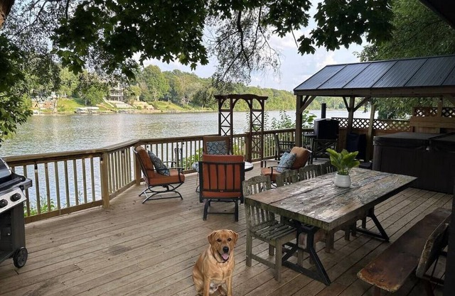 432) Charming waterfront home w/hot tub