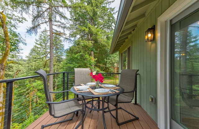 River's Edge, Cozy Guest House By The River