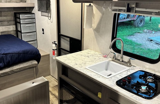GRAND LAKE! Cozy Camper with AC and WiFi located at Hogan’s off-road park!