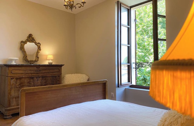 Charming chambres d'hotes in a former presbytery. 7 minutes from the A10 motorway.
