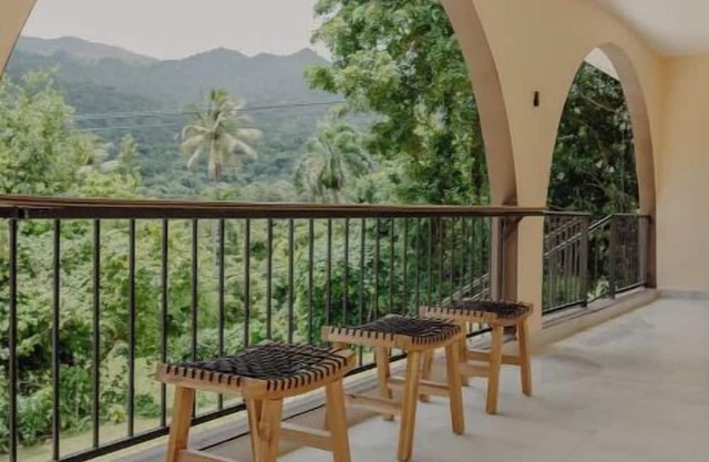 Hacienda de Claire 1- Mountain and Beach Home