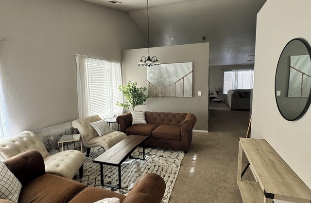 Charming 1 bedroom with private bathroom in 3 bedrooms house in Oakley with WiFi