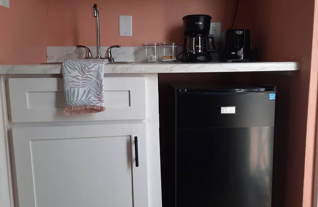 Newly built cozy studio in western Nassau, 3 minutes from airport and beaches