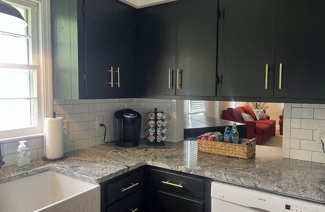 Charming 2-bedroom house with AC and WiFi in downtown Ailey